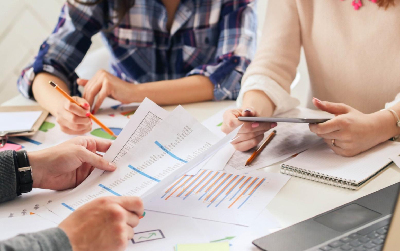 Ambiente meditativo con elementi naturali